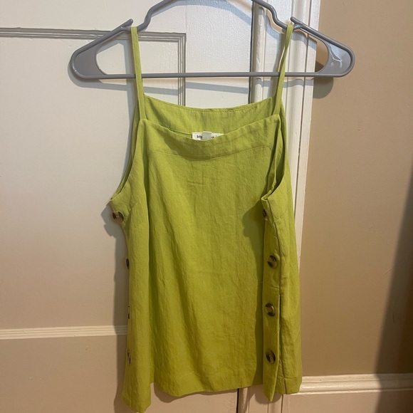 Green tank with button detailing - Picture 1 of 7